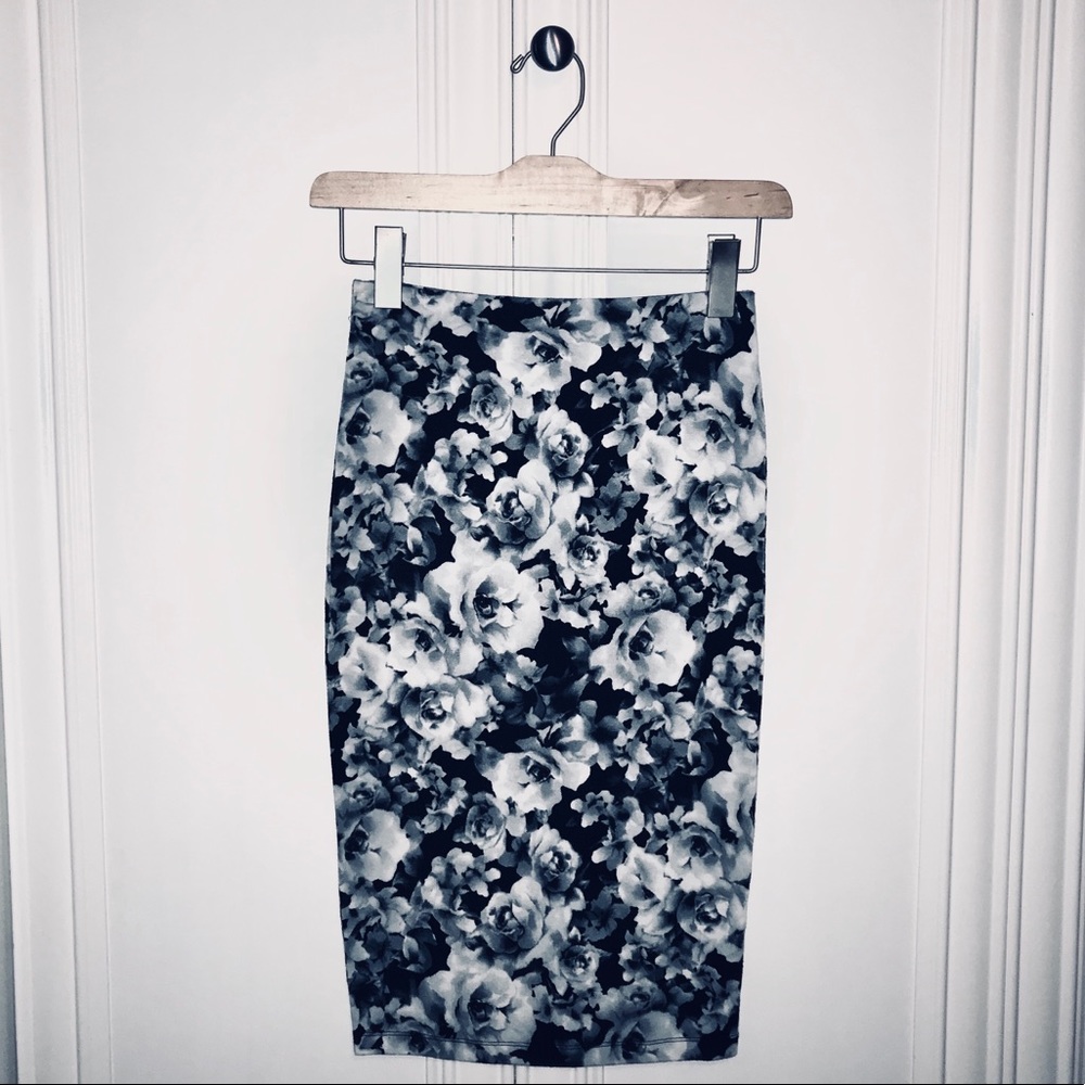 FOREVER 21 FLORAL PENCIL SKIRT BLACK & GREY ROSE S